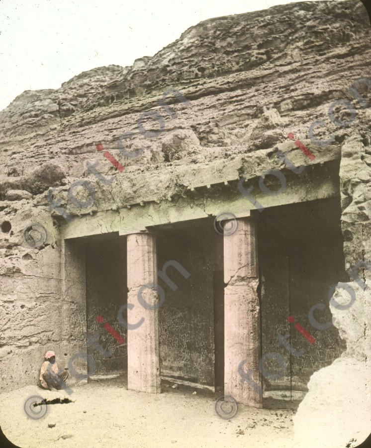 Grabeingang bei Beni Hassan | Entrance to the grave at Beni Hassan (foticon-simon-008-031.jpg)